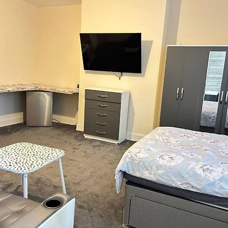 Ensuite Room With Private Bathroom At Walsall Exterior foto