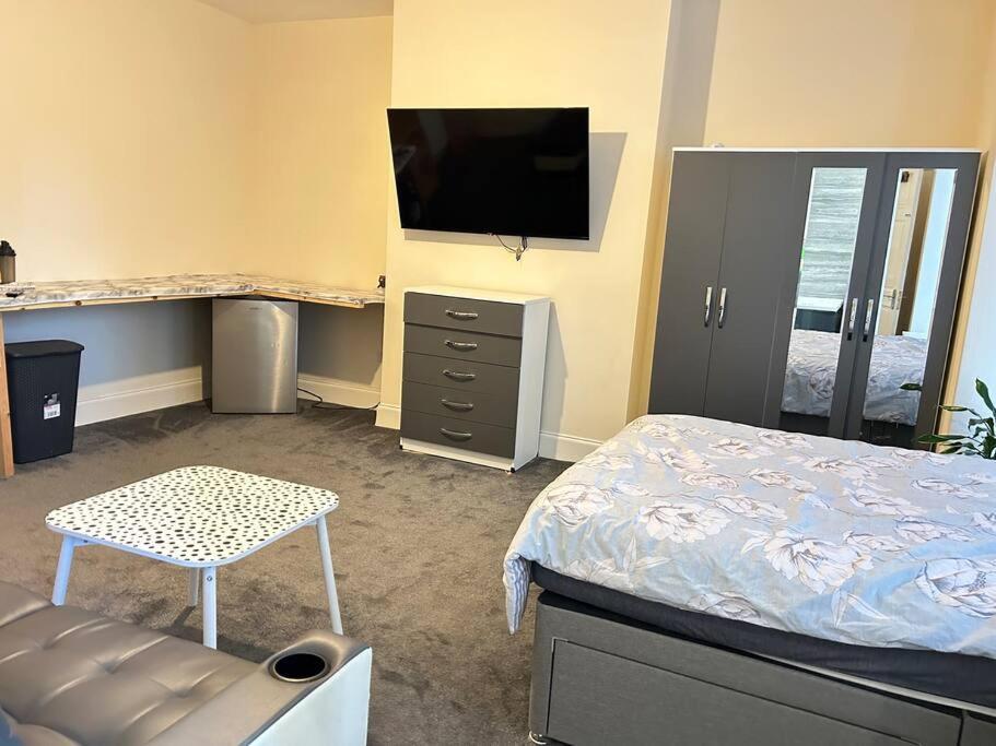 Ensuite Room With Private Bathroom At Walsall Exterior foto
